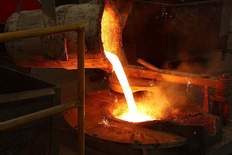 International Manufacturing Supply Chain_casting specialist pouring molten iron into molds_Matal Casting Services_China Vietnam Manufacturer_OmnidexCastings